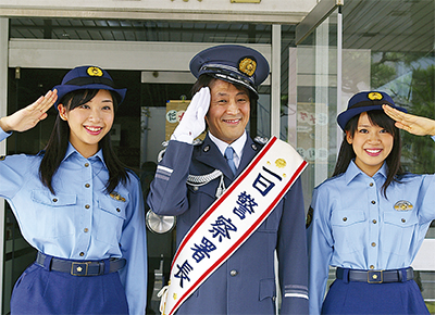 ホリケンさんが一日署長 逗子駅前で交通安全呼びかけ | 逗子・葉山