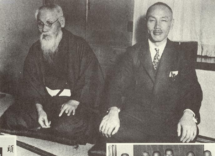 頭山満翁写真伝 と 巨人頭山満翁 の2冊 共に藤本尚則