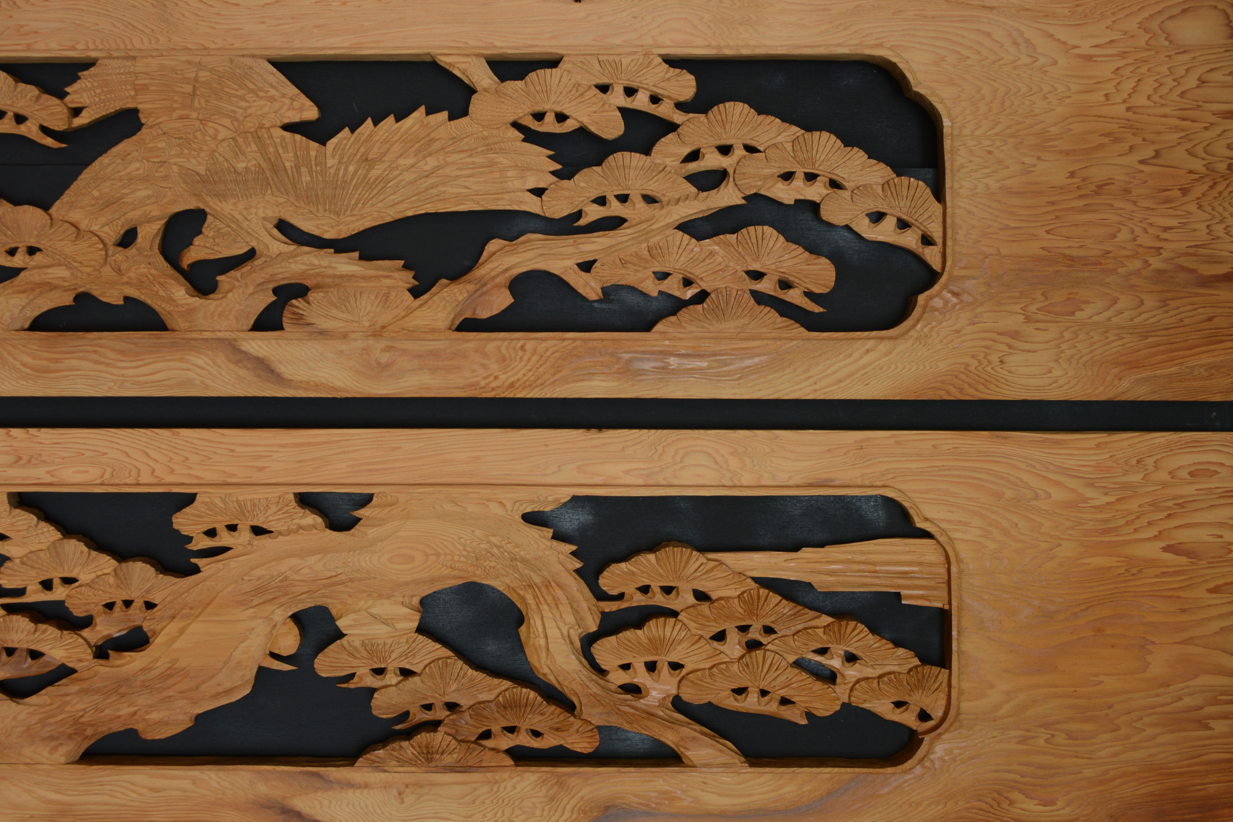 彫刻欄間の高原銘木店 ＞ 400-499 ＞ 0427 松に鷹 6尺×1尺×0.8寸 並彫