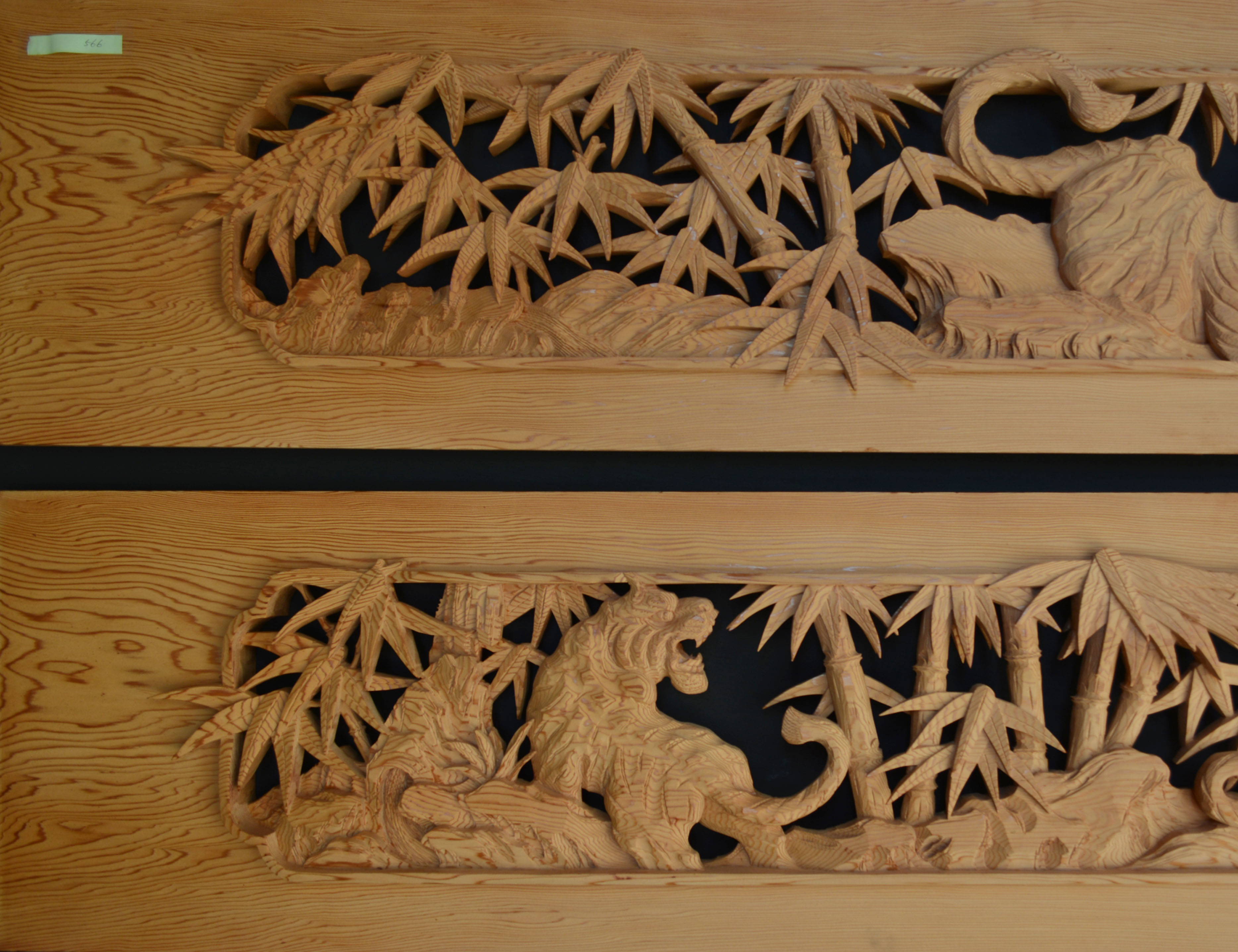 彫刻欄間の高原銘木店 ＞ 500-599 ＞ 0566 竹に虎 6尺×1.1尺×1.5寸 特
