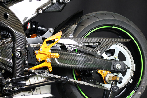 Ninja ZX-25R (2020-) スイングアームカバー --