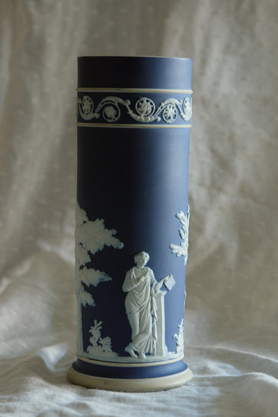 アンティーク英国 アダムスジャスパー カメオ技法 ラッパと供物の女性