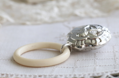 頬杖天使のベビーラトル シルバープレート ボーンハンドル フランス