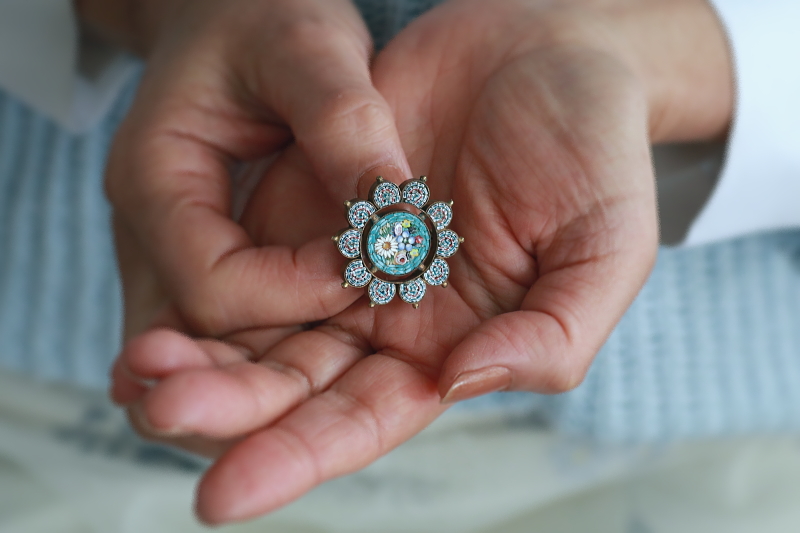 まりちゃんイタリアヴィンテージ マイクロモザイクブローチROMA文字