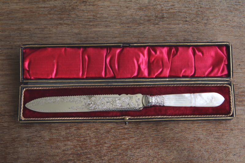 英国ヴィンテージ♡クラシカルで緻密なレリーフ模様の銀色ナイフ♪