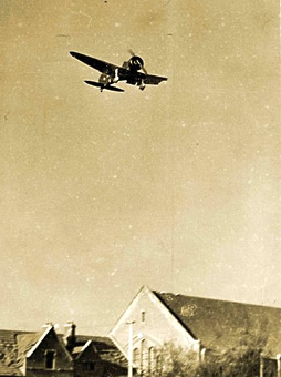 満州の古い写真81枚、新聞の切抜28枚が、貼り付け、建築 死体