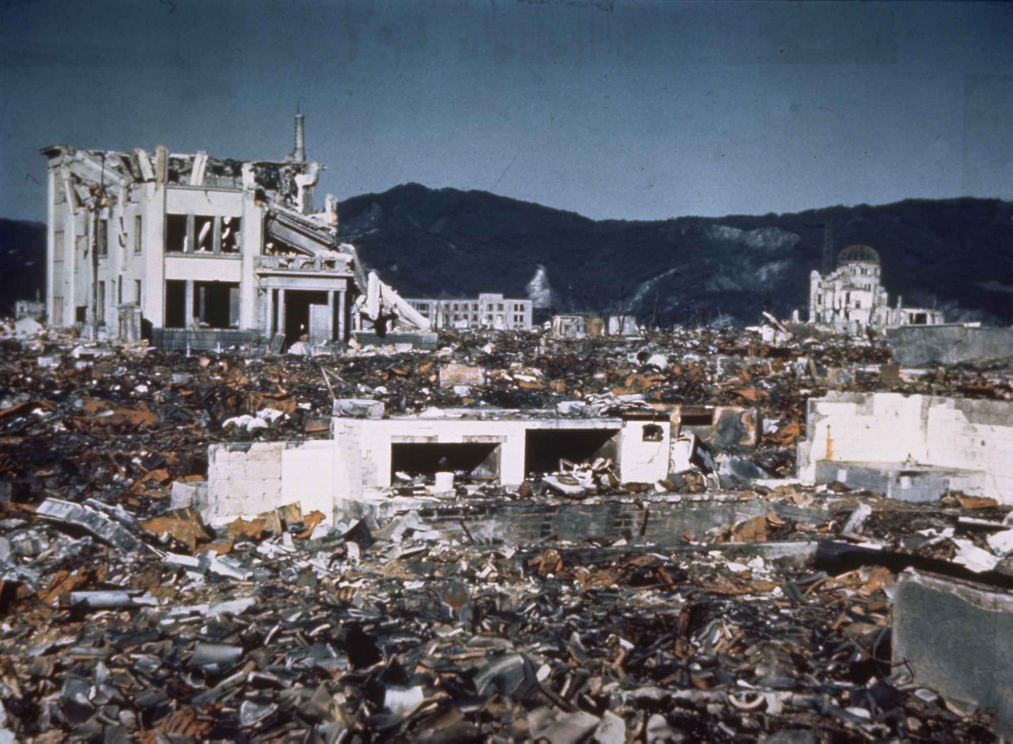 1973年に返還されたアメリカ軍資料のカラー写真。爆心地付近。左に広島