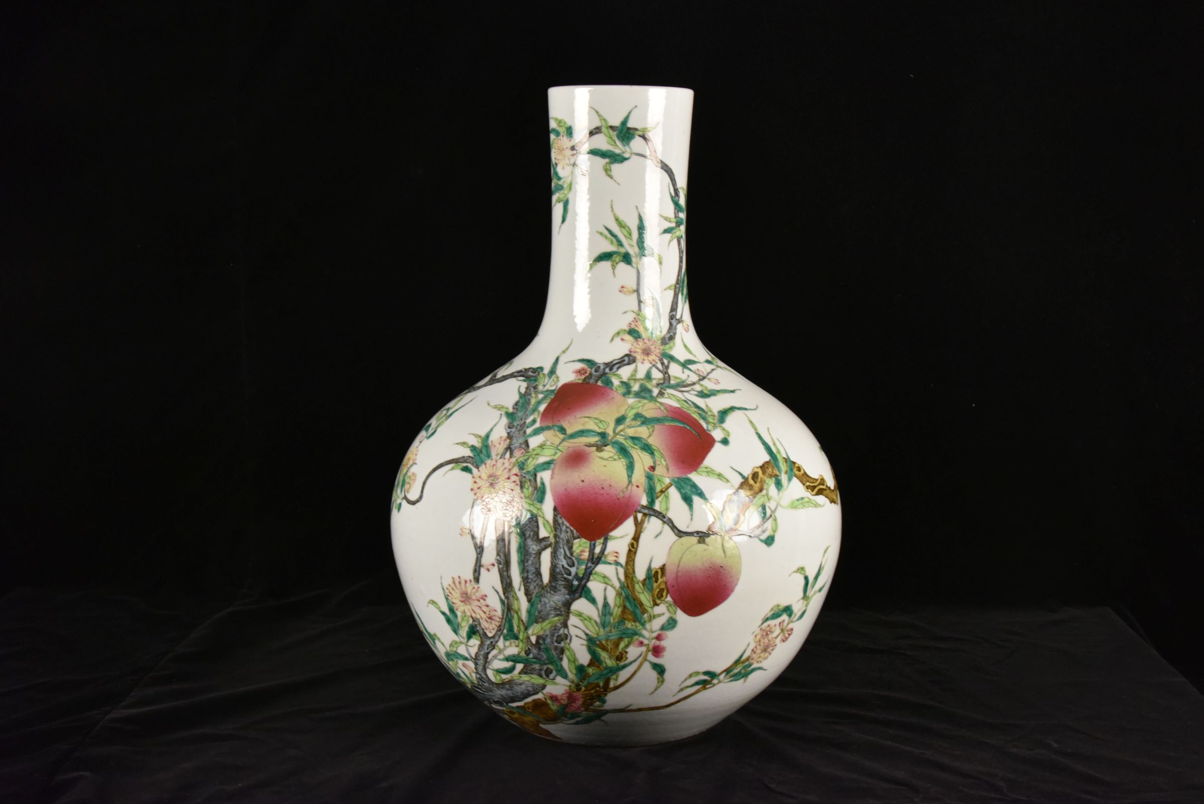 仿乾隆款粉彩九桃天球瓶-长江文明馆