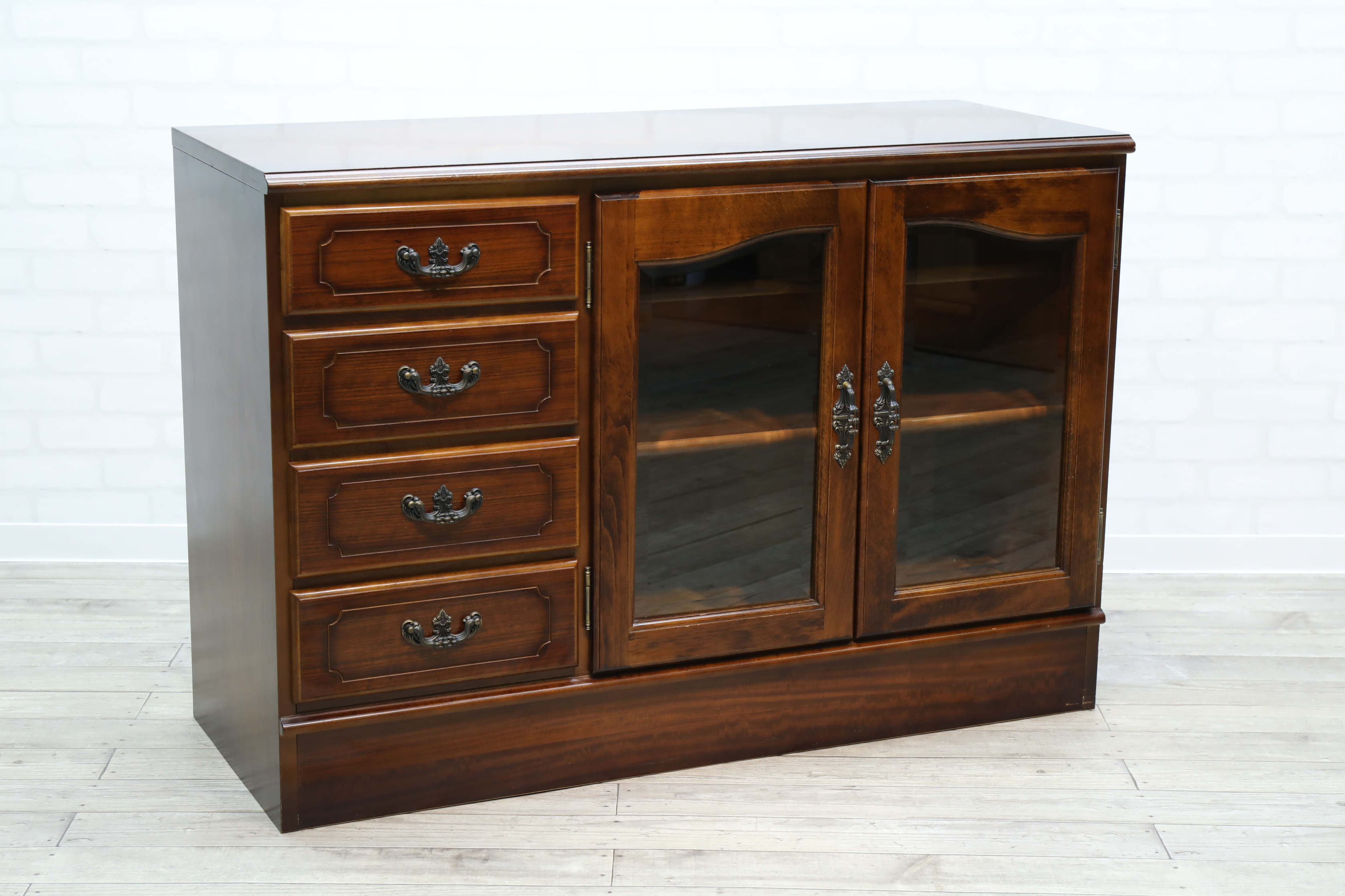 カリモクコロニアルシリーズキャビネット