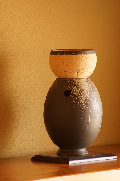 室内で水音が響く卓上水琴窟『小丸陶琴』です。実際に