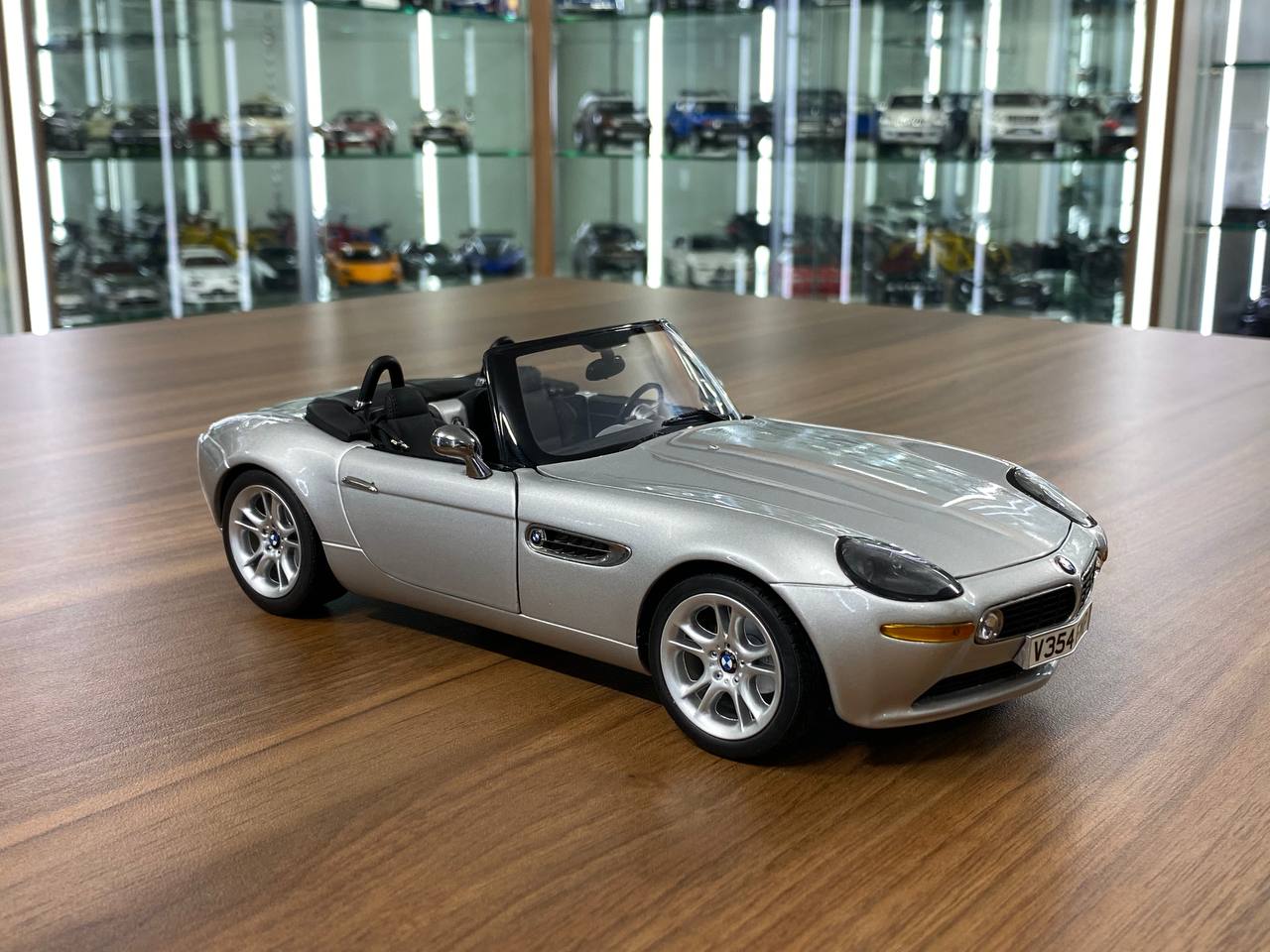 KYOSHO BMW Z8 1/18サイズ ダイキャスト 鏡面ボディ Kyosho BMW Z8