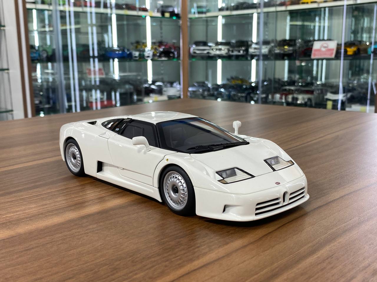 1/18 Diecast Bugatti EB 110 White AUTOart Scale Model Car
