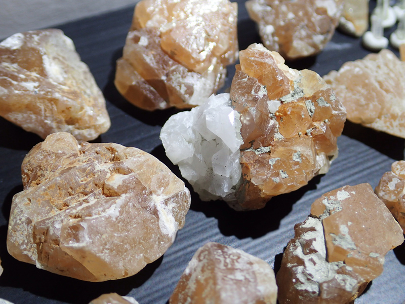 APATITE CALCITE SCHEELITE QUARTZ 燐灰石 方解石 灰重石 水晶 喜和田