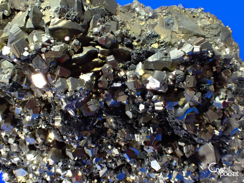 黄鉄鉱結晶塊(尾去沢鉱山)