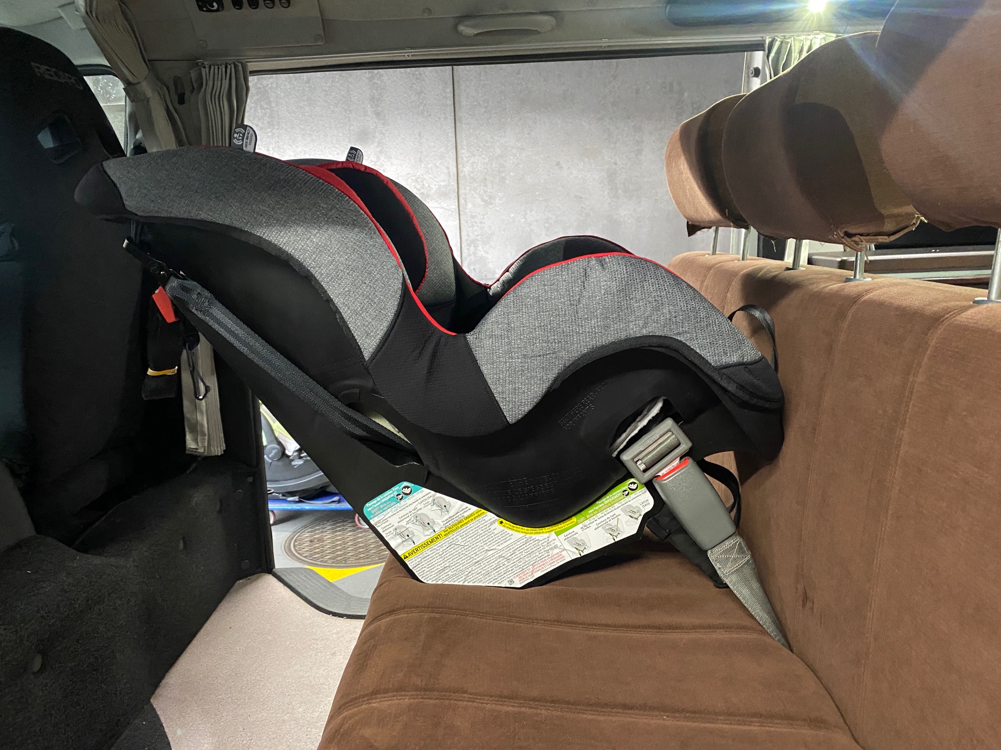 ハイエースのキャンピングカー仕様にevenfloシュアライド・タイタン65