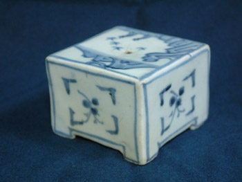 EP302 朝鮮古美術 李朝 白磁染付山水文角形水滴 幅7.1cm