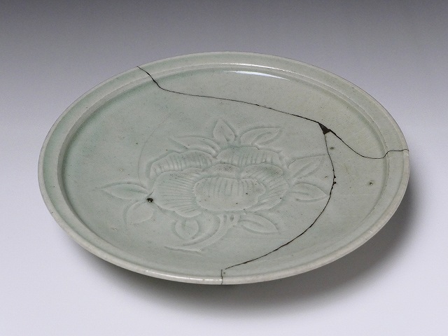 古美術 三樹 - 初期伊万里青磁陰刻椿文三足皿 | 古美術品専門サイト