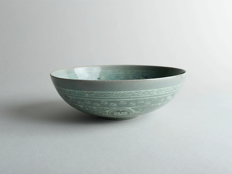 古美術 吉戸 - 高麗青磁 雲鶴象嵌果文鉢 | 古美術品専門サイト