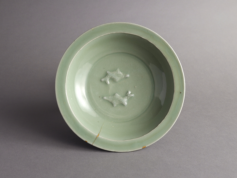 縁起物】青瓷 双魚文 平鉢 飾皿 浮彫 陶磁器 骨董品 箱付き 縁起物