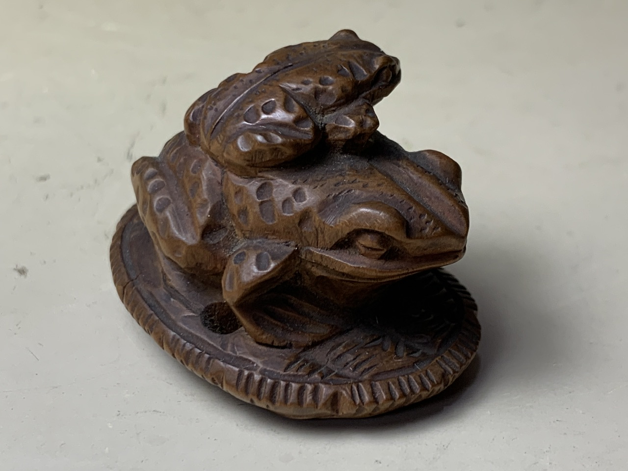 藻水 ? 在銘 銘 判読出来ず 「ぼろ草鞋に 蛙（無事帰る)」 根付 江戸