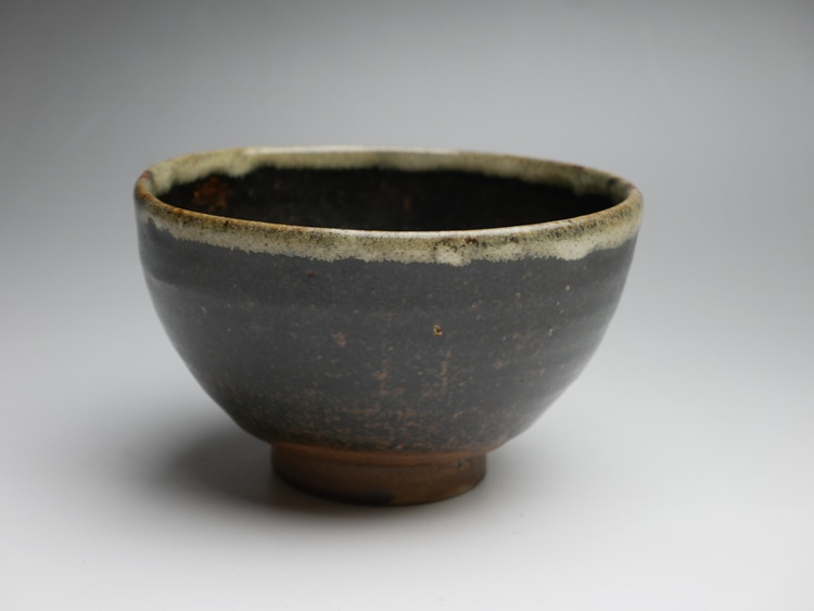 古美術 猫 - 黒い尾呂茶碗 | 古美術品専門サイト fufufufu.com