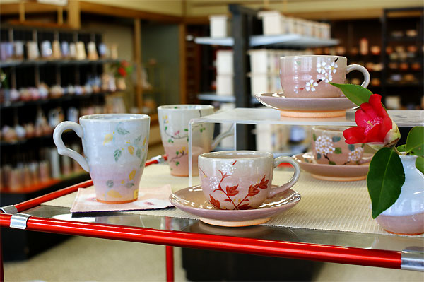 新柄あります】手描きの絵付け器が焼き上がりました♪ | 萩焼 陶芸体験