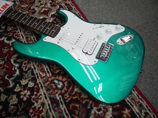 入門者ギター定番の「Squier」が大量入荷しました。待望のニューカラー
