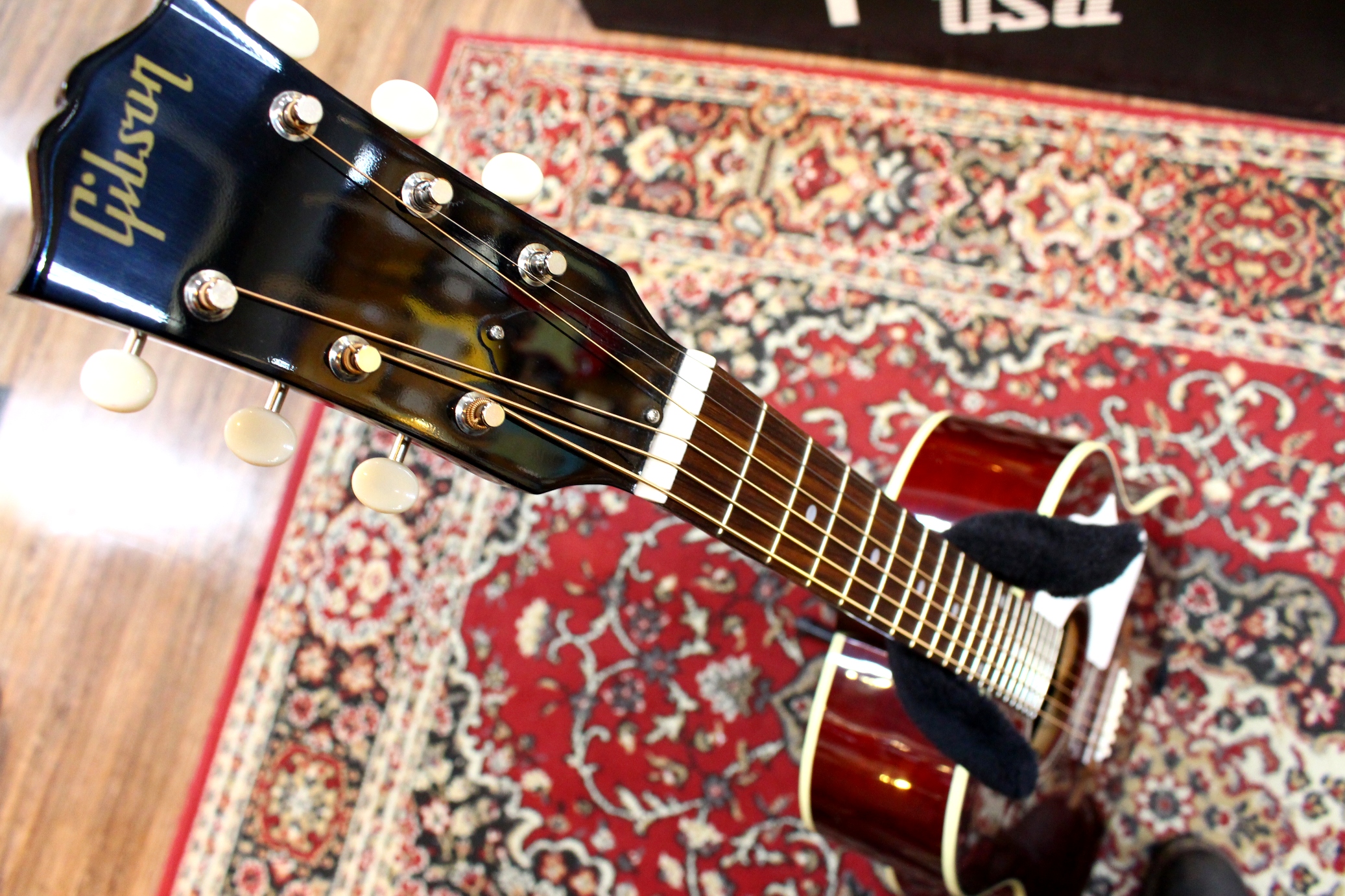 ギブアコ・セール】60年代モチーフ、ワインレッドカラーのJ-45