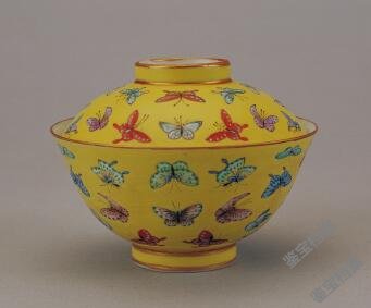 清同治黄地粉彩百蝶纹盖碗档案-粉彩-鉴宝档案