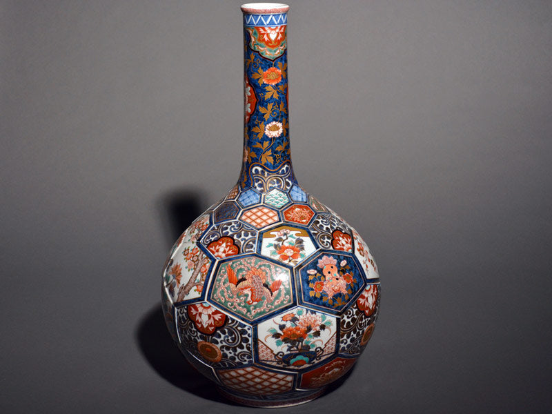 献上手古伊万里焼】鶴首特大亀甲花瓶 染錦本金地紋