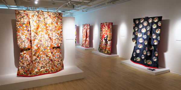 絵を纏う – 若槻せつ子「打掛」コレクション -』打掛展示用の衣紋掛け