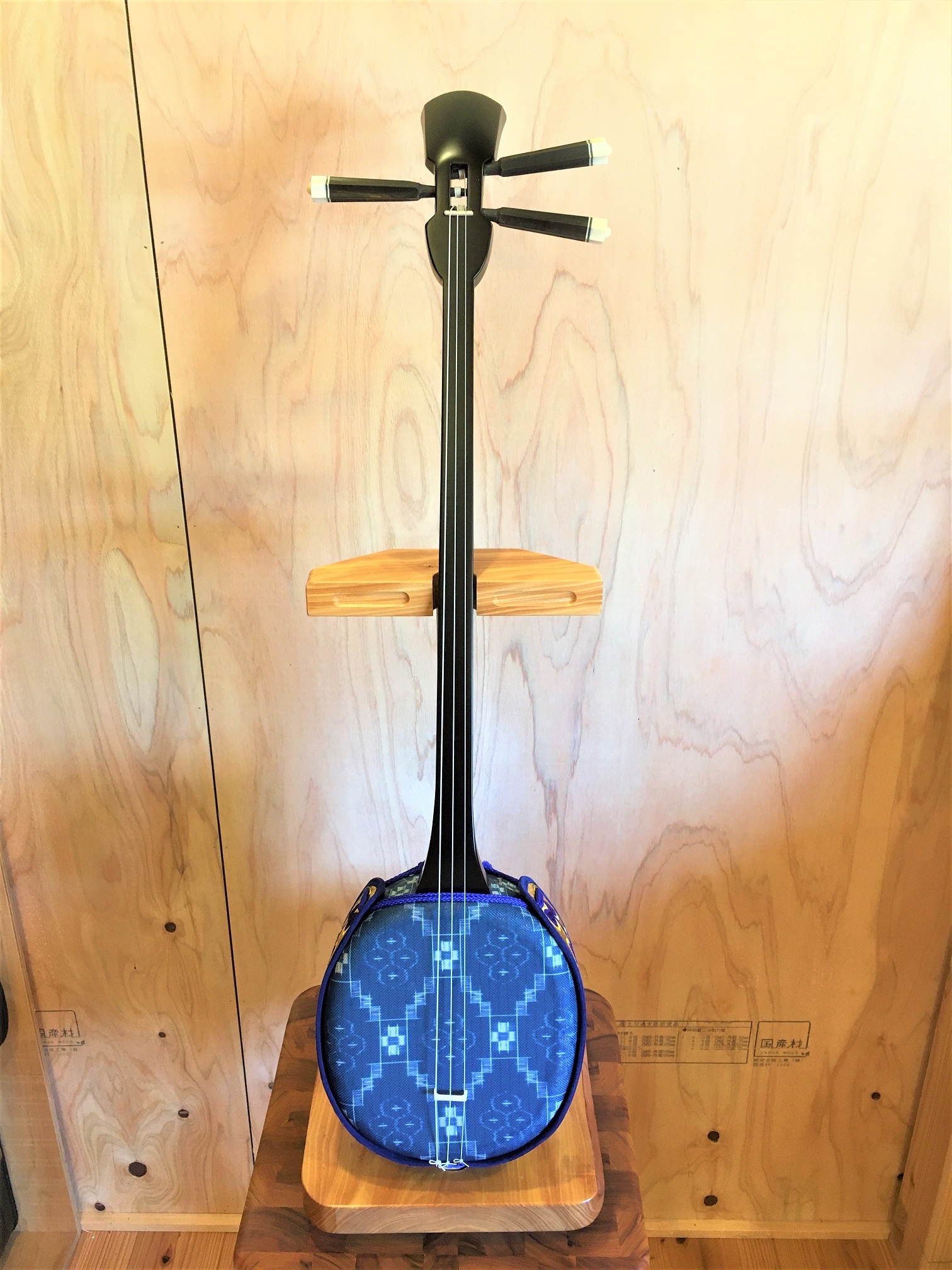 沖縄三線 本蛇皮 強化張 真壁型 爪付 ハードケース付 ウマ（駒）付