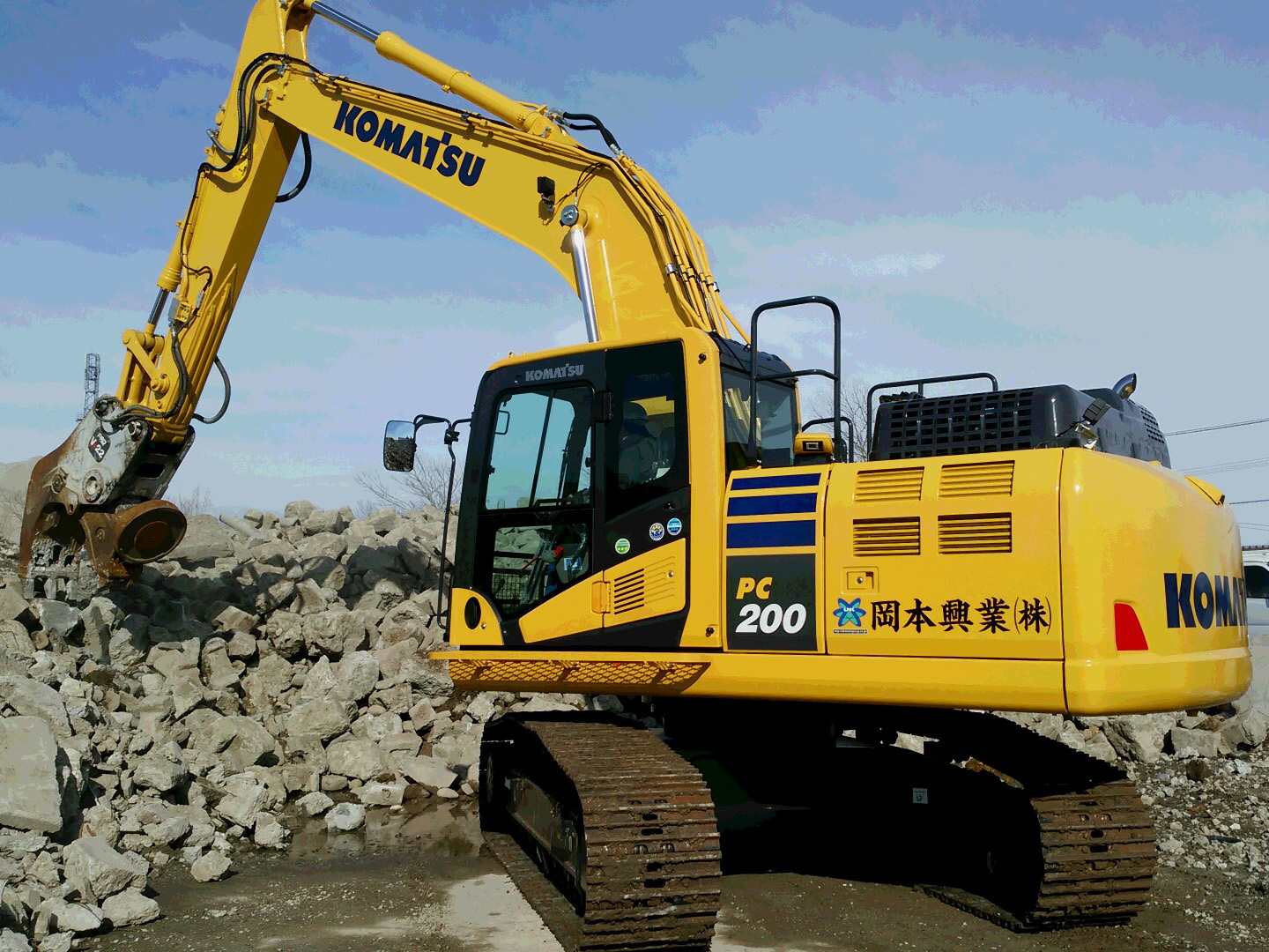 岡本グループ ｜ コマツ 油圧ショベル PC200 導入しました