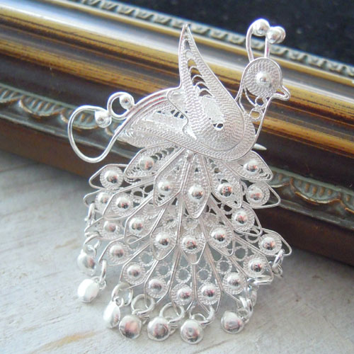 華やかながらも美しい。尾長鶏のブローチ シルバー - 銀線細工工房