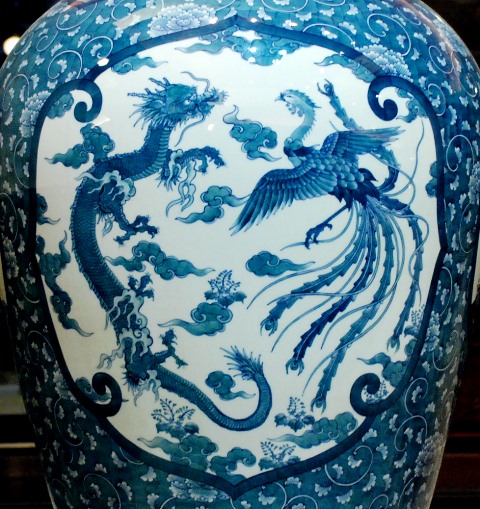 龍の謂れとかたち 染付牡丹唐草割龍鳳凰図飾壺 伊万里勝雲窯