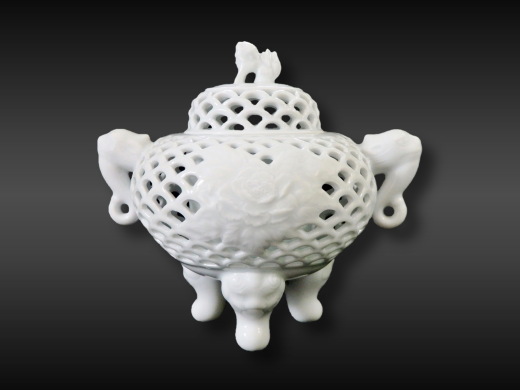2182 鍋島焼 白磁 透かし 香炉 2182 鍋島焼 白磁 透かし 香炉 白磁
