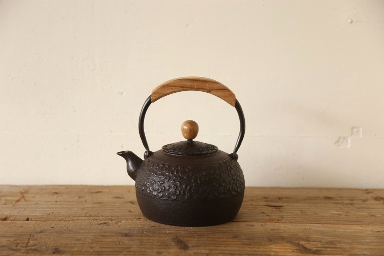 鉄瓶いっぱいに広がる桜模様が素敵な鉄瓶 mi・estilo｜ミ