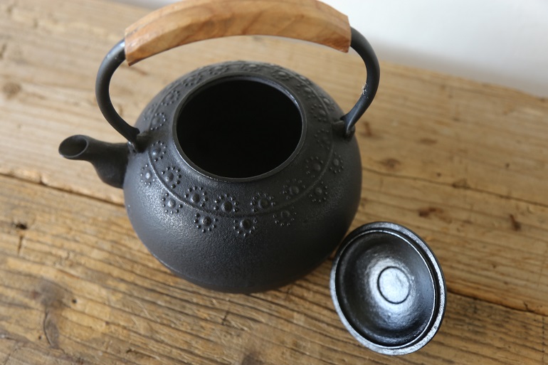 シンプルな花模様が可愛らしい南部鉄瓶 mi・estilo｜ミ・エスティーロ