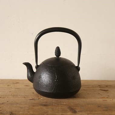 松ぼっくりのつまみが可愛らしい南部鉄瓶 mi・estilo｜ミ