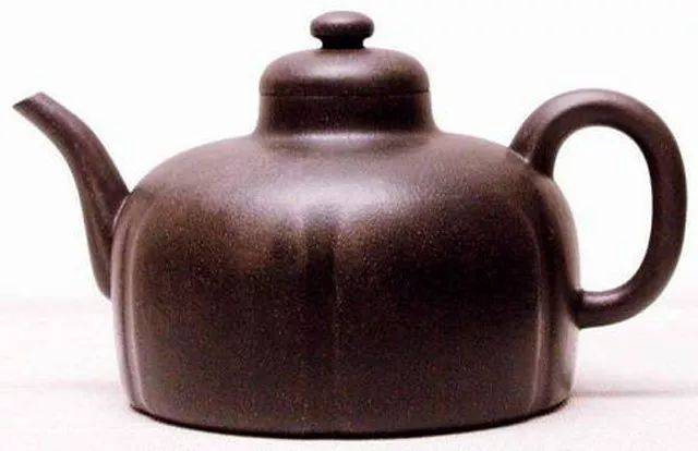 中国茶器 紫砂壺 宜興 在銘 朱泥 菊形 急須 底款：顧景舟 中国