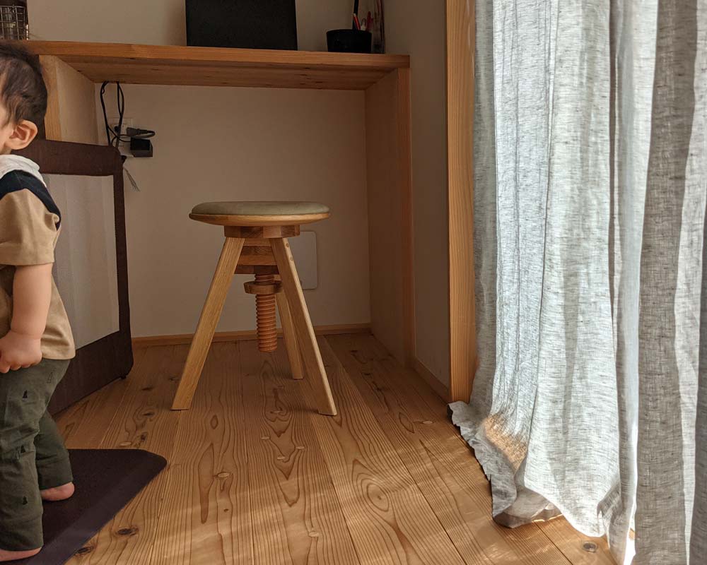 広松木工のルメスツール｜我が家ではワークスペースのカウンターチェア