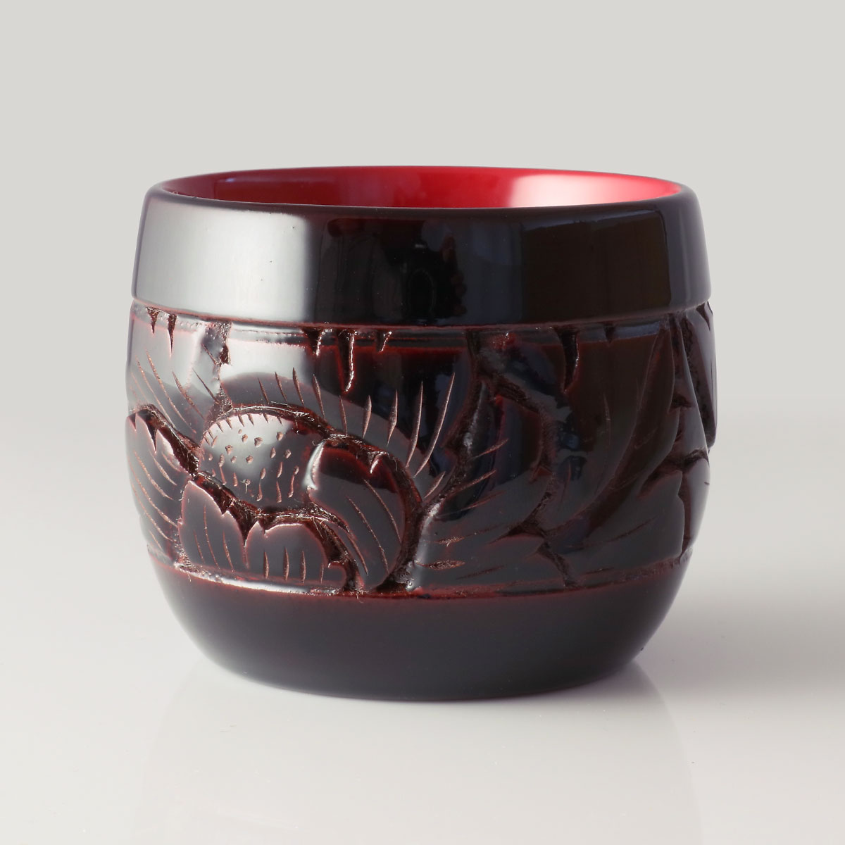 藤井漆工］村上堆朱 ぐい呑 牡丹唐草 朱溜塗 - 喜寿プレゼント｜喜寿