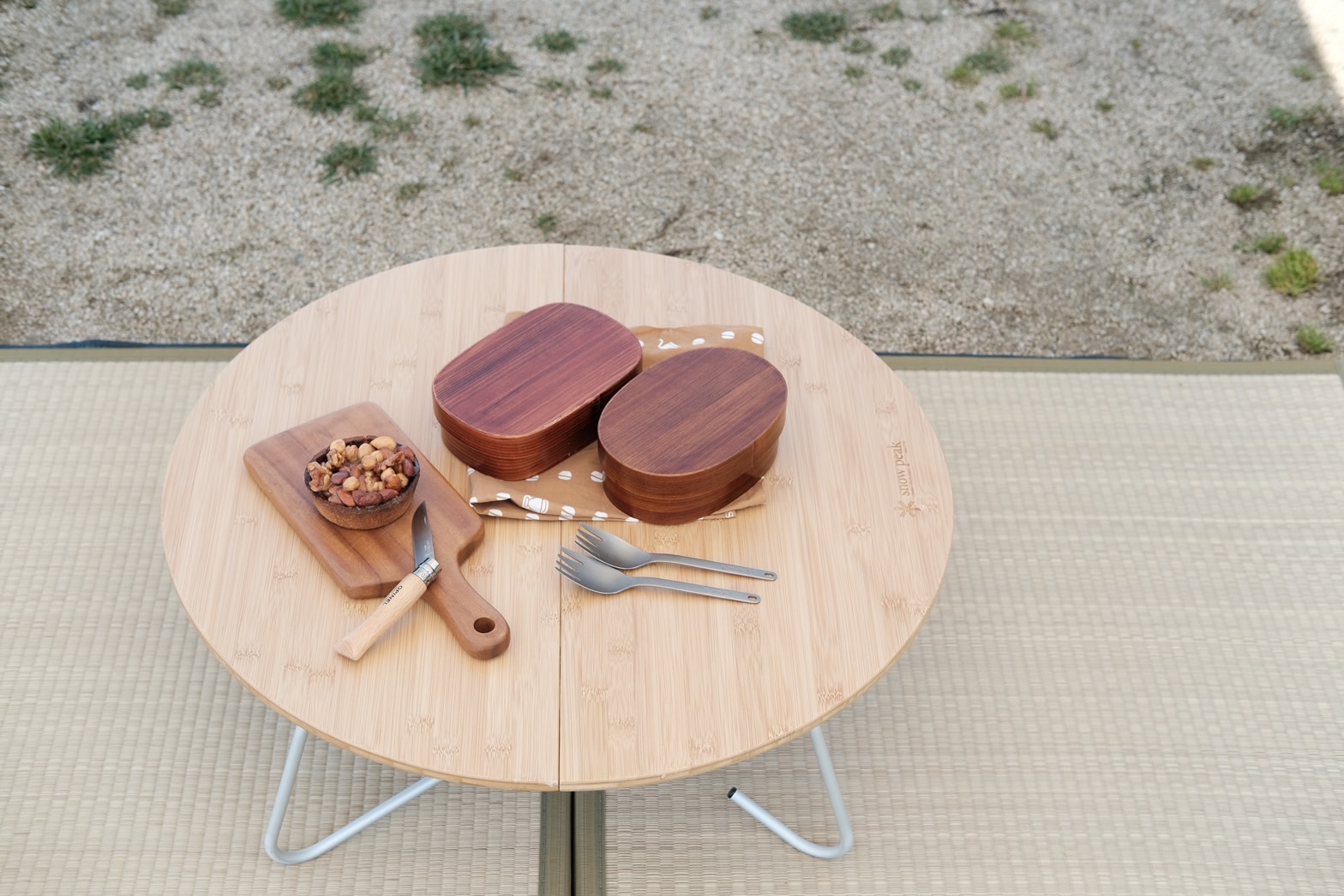 スノーピークのテーブルでテントサイトがまるで自宅？！日本式キャンプ