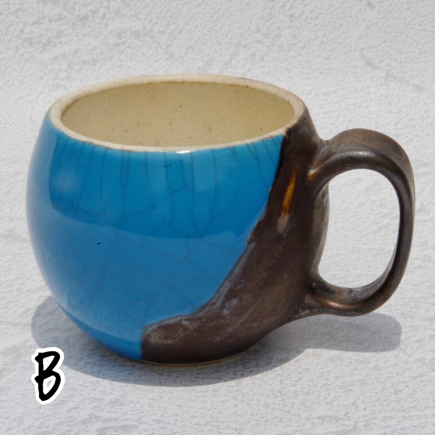 やちむん【空〜KOO〜】刻マグカップ・ブルー | やちむんと暮らしの道具mano