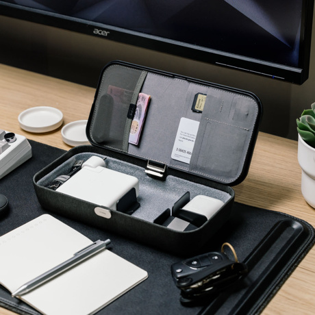 カフェでも移動中の席でも、一瞬で「マイデスク」 仕事道具を“好みの