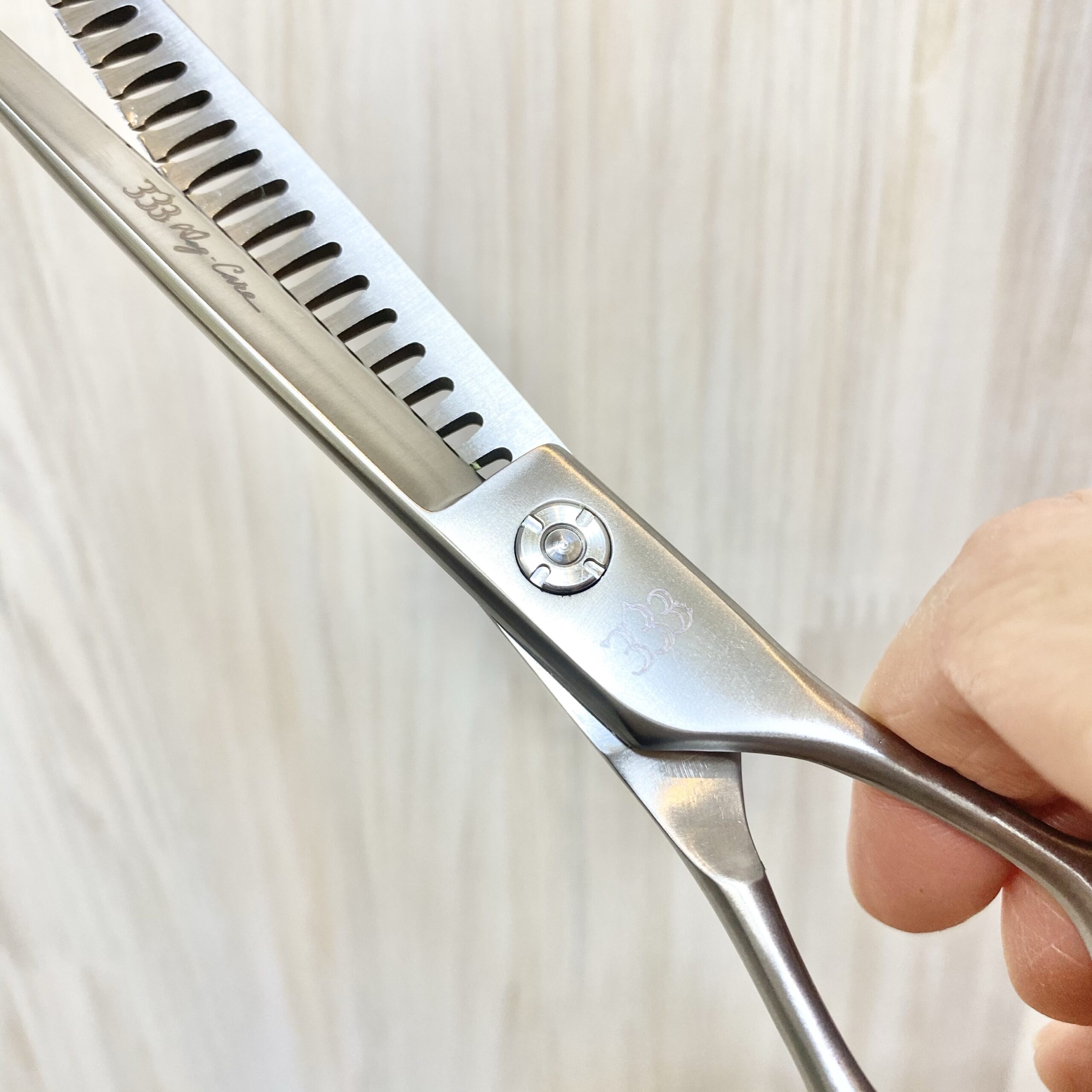 サラサラとした触り心地で毛や汚れがつきにくい | 指かけを変えられる