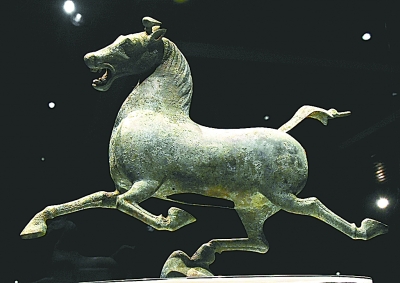 博物館級 東漢時代 古青銅馬踏飛燕 古賞物 古漢 置物 古美術 WWST075