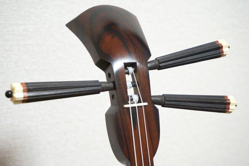 カミゲン黒木 ユナー型三線 黒木が一番？ 棹の材質から見た沖縄
