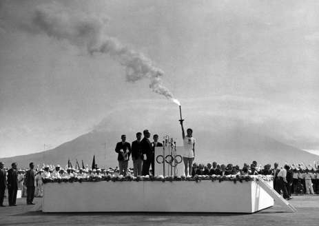 写真アーカイブ鹿児島】1964東京五輪 聖火リレー（1）到着 | 鹿児島の