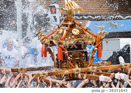 富岡八幡宮例大祭神輿 水かけの写真素材 [36351645] - PIXTA